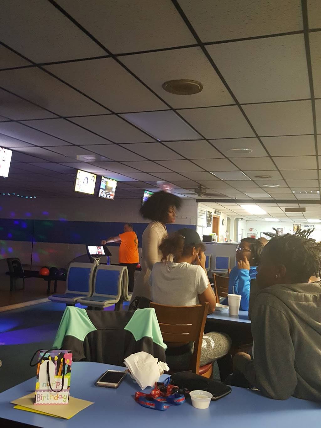 Holiday Bowl | meal takeaway | 11400 Jefferson Davis Hwy, Richmond, VA 23237, USA | 8047485635 OR +1 804-748-5635