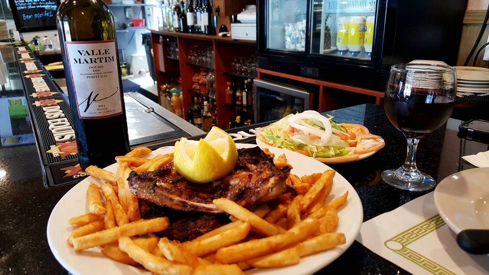 FaxChix Restaurant | restaurant | 868 Horseblock Road, Farmingville, NY 11738, USA | 6317364600 OR +1 631-736-4600