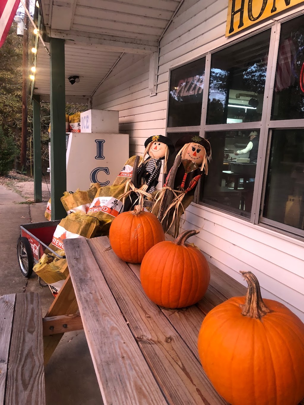 Chickasaw Country Store & Cafe | restaurant | 10550 TN-100, Henderson, TN 38340, USA | 7319893037 OR +1 731-989-3037