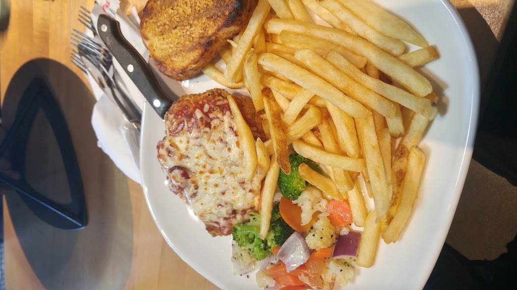 Boston Pizza | restaurant | 521 W Hunt Club Rd, Nepean, ON K2G 5W5, Canada | 6132263374 OR +1 613-226-3374