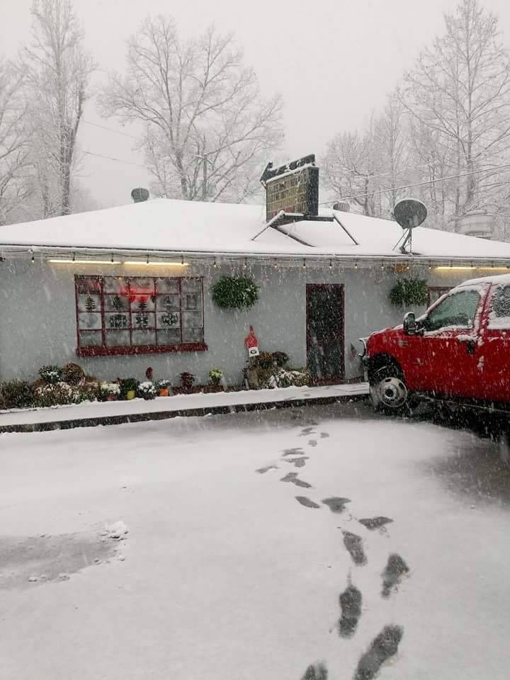 Lake Burton Cafe - The Last of the Dives | restaurant | 72 Jones Branch Rd, Clayton, GA 30525, USA | 7067826184 OR +1 706-782-6184