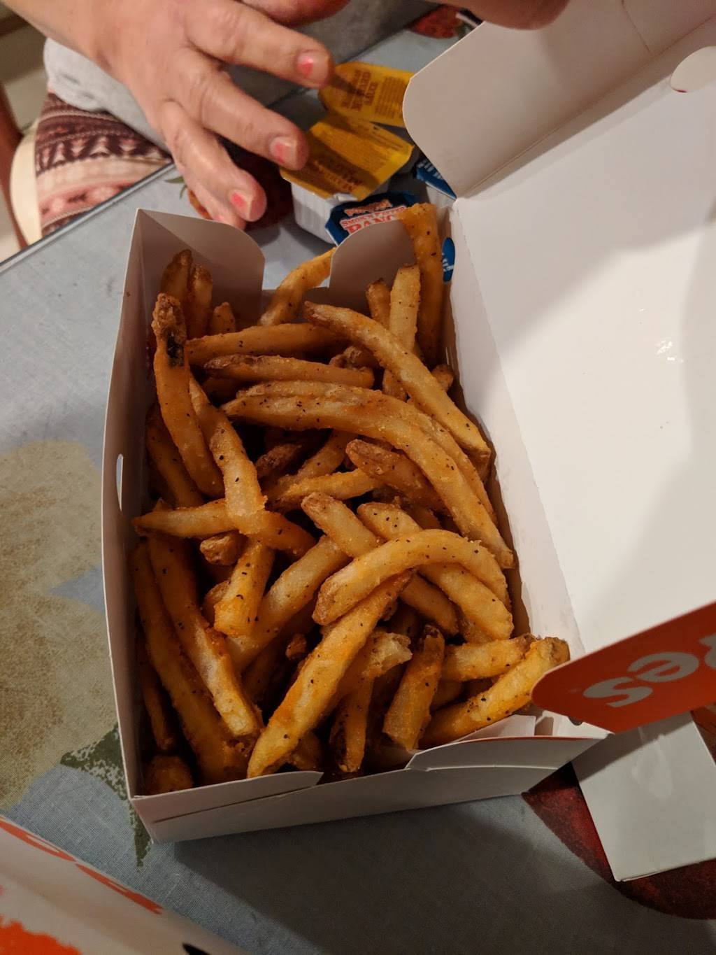 Popeyes Louisiana Kitchen | restaurant | 9581 Braddock Rd, Fairfax, VA 22032, USA | 7032237158 OR +1 703-223-7158