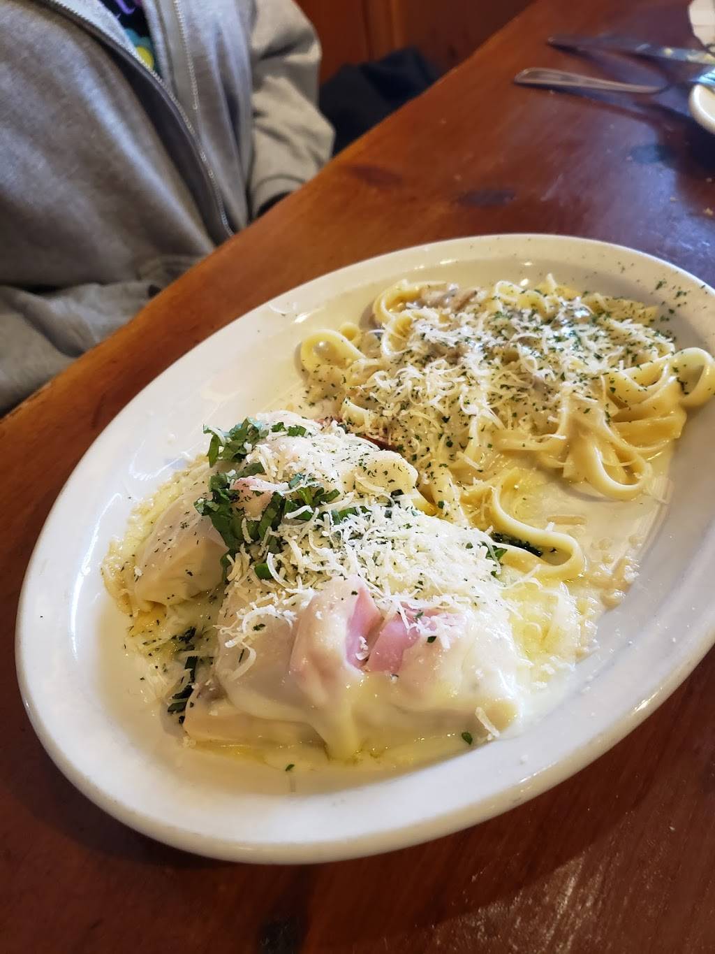 Johnny Carinos | restaurant | 1101 W McGalliard Rd, Muncie, IN 47303, USA | 7652843196 OR +1 765-284-3196