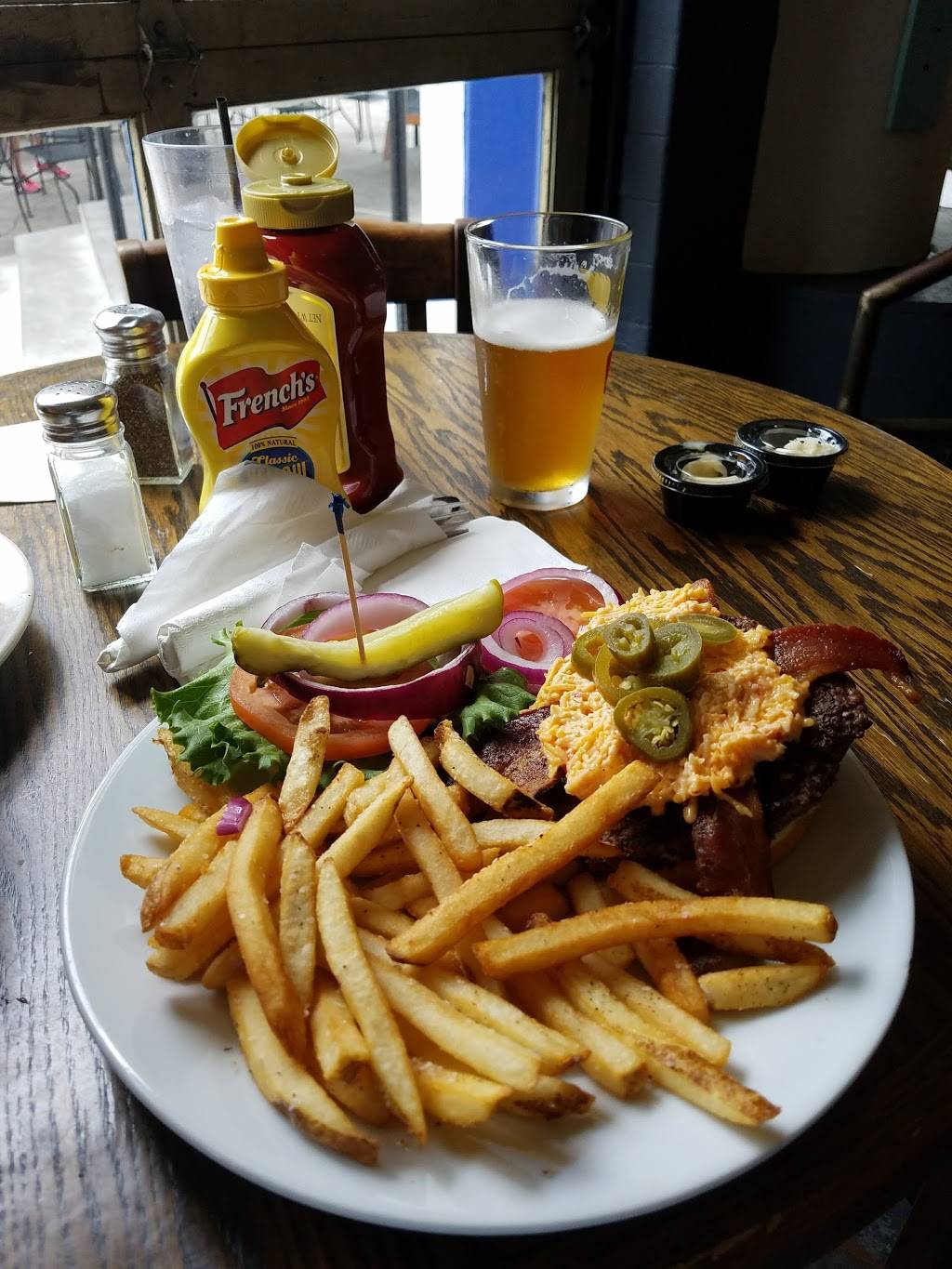 Universal Joint | restaurant | 532 Lookout St, Chattanooga, TN 37403, USA | 4234683725 OR +1 423-468-3725