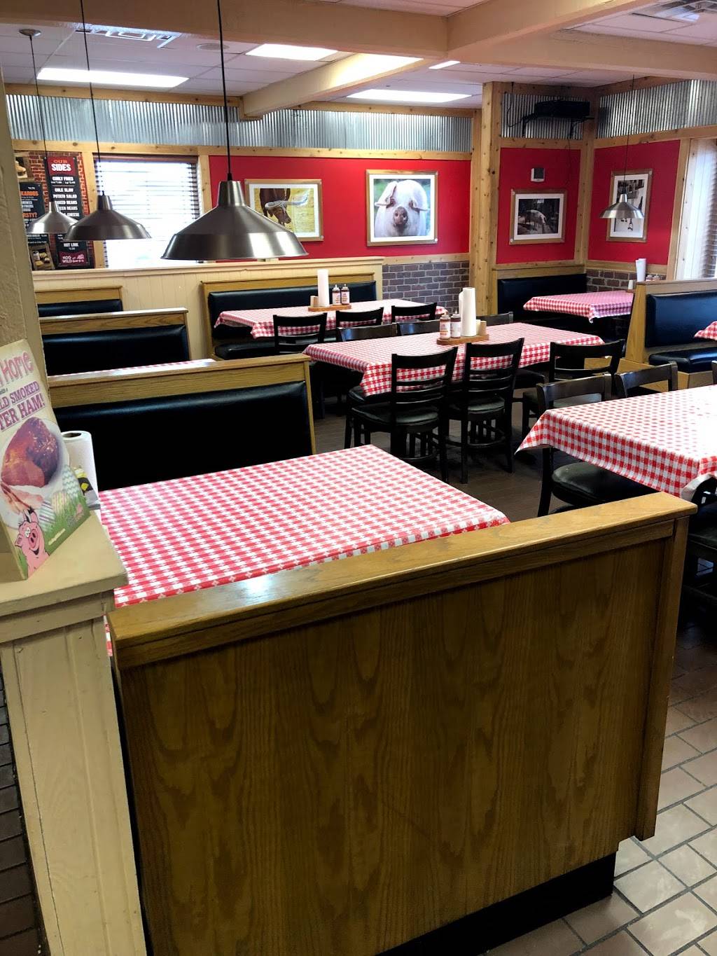 Hog Wild Pit Bar-B-Q | restaurant | 1905 W Broadway, Council Bluffs, IA 51501, USA | 7122565421 OR +1 712-256-5421