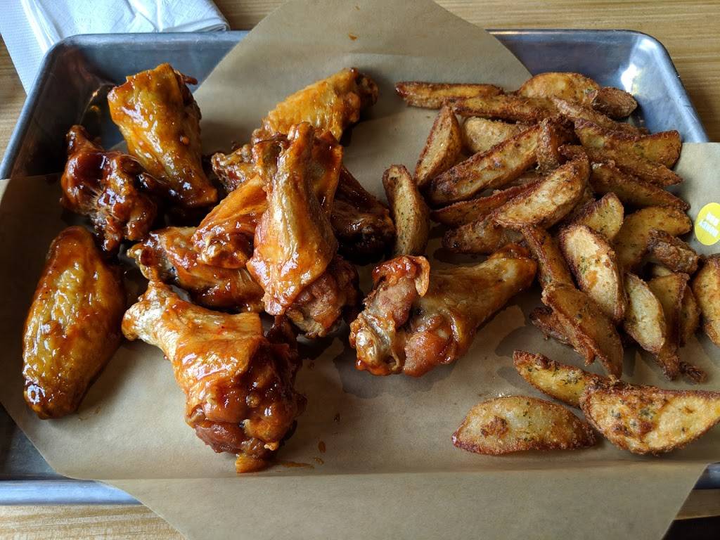 Buffalo Wild Wings | restaurant | 425 W Dussel Dr, Maumee, OH 43537, USA | 4198939464 OR +1 419-893-9464