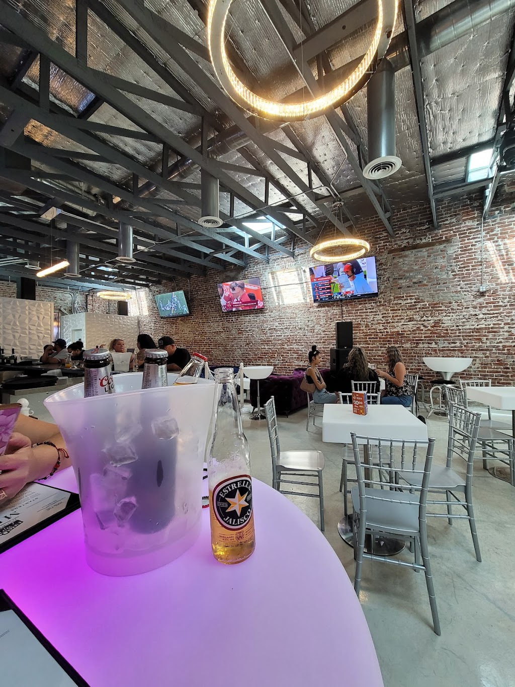 Uptown Downtown | restaurant | 210 S Riverside Ave, Rialto, CA 92376, USA | 9095664303 OR +1 909-566-4303