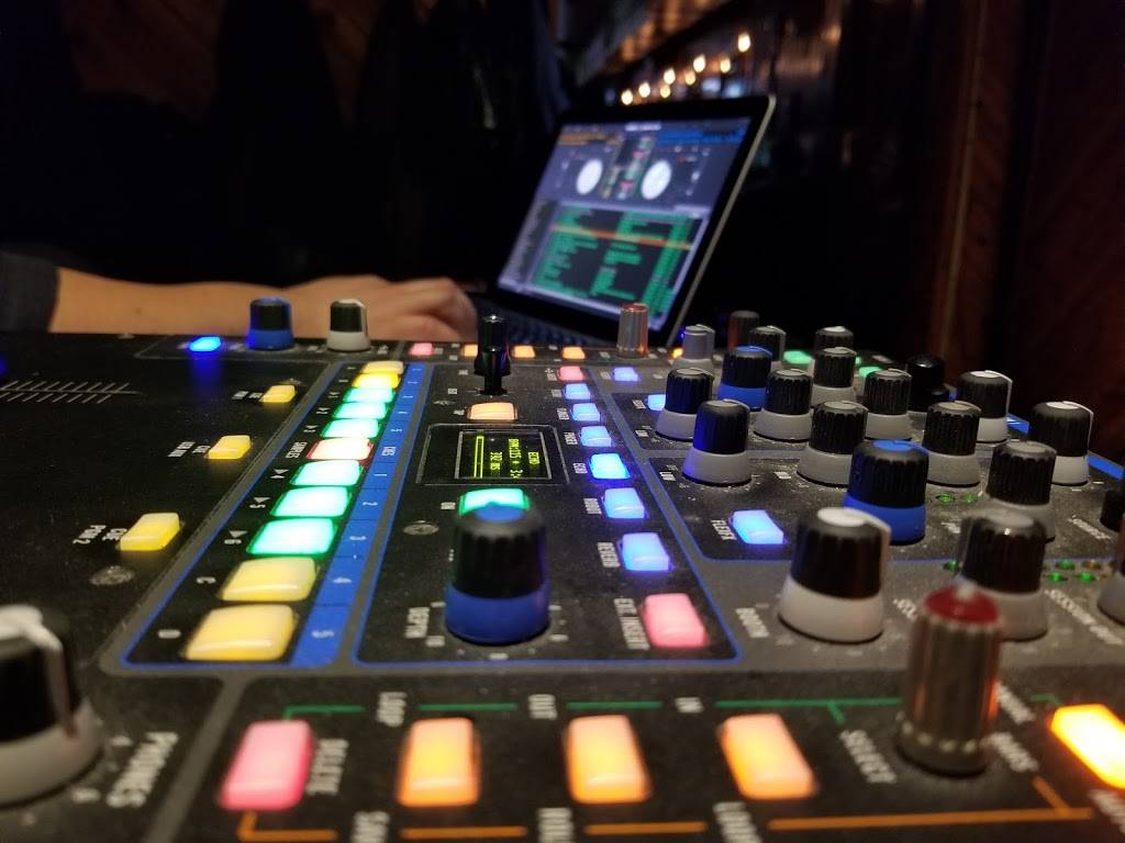 Glenroy Lunch & Tavern Inc | restaurant | 145 E 149th St, Bronx, NY 10451, USA | 7189939804 OR +1 718-993-9804