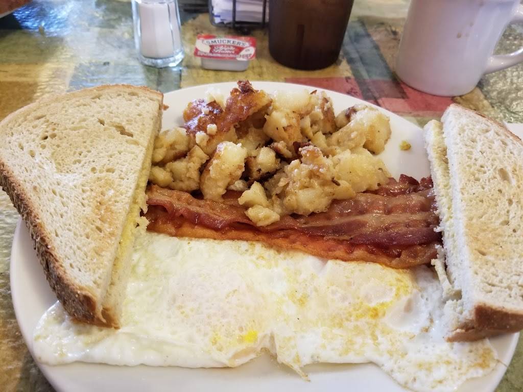 Village Book & Table | restaurant | 29 W Main St, Fairfield, PA 17320, USA | 7176425650 OR +1 717-642-5650