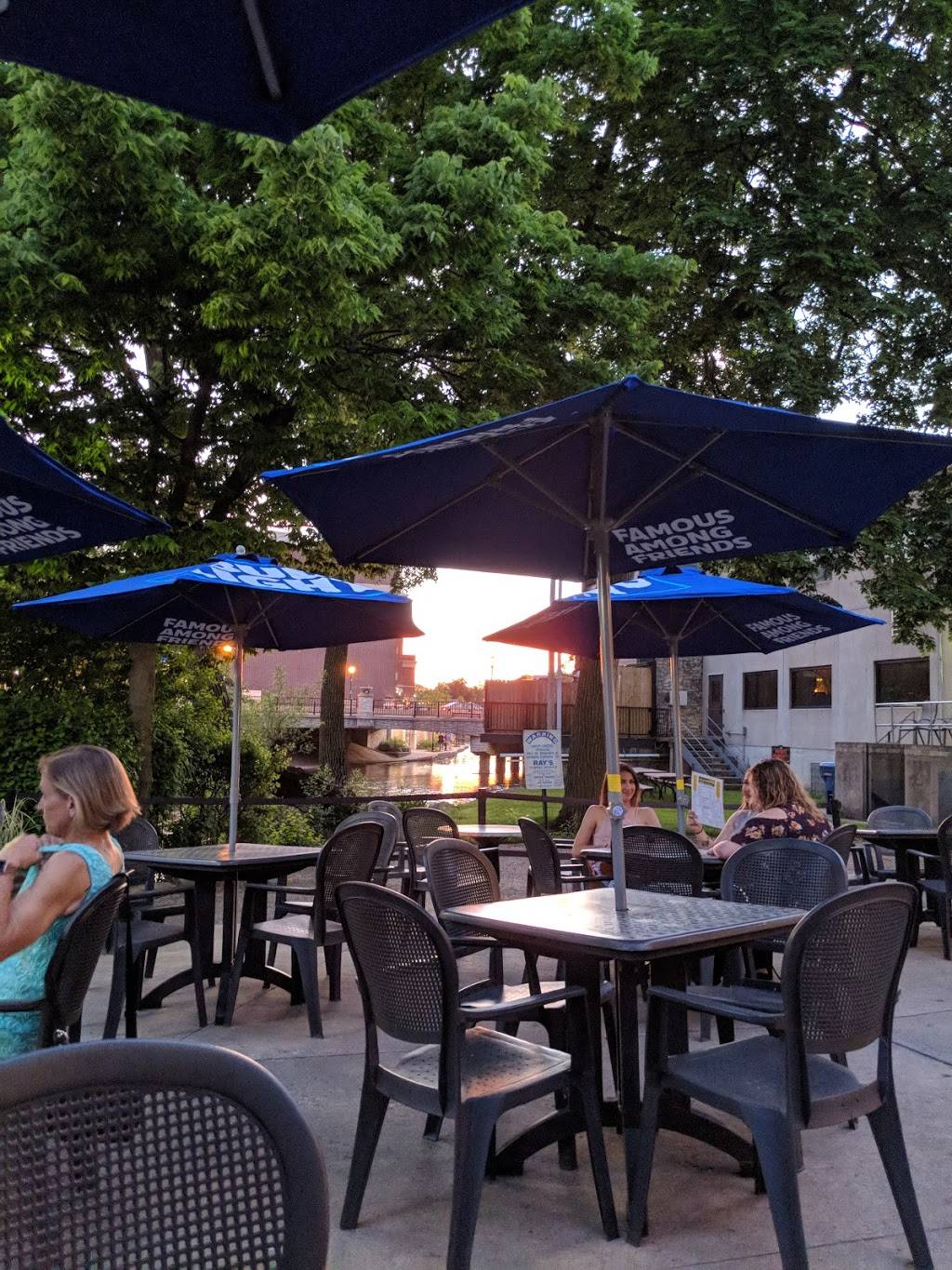 Peanuts Bar & Grill | restaurant | 22 W Chicago Ave, Naperville, IL 60540, USA | 6303695200 OR +1 630-369-5200