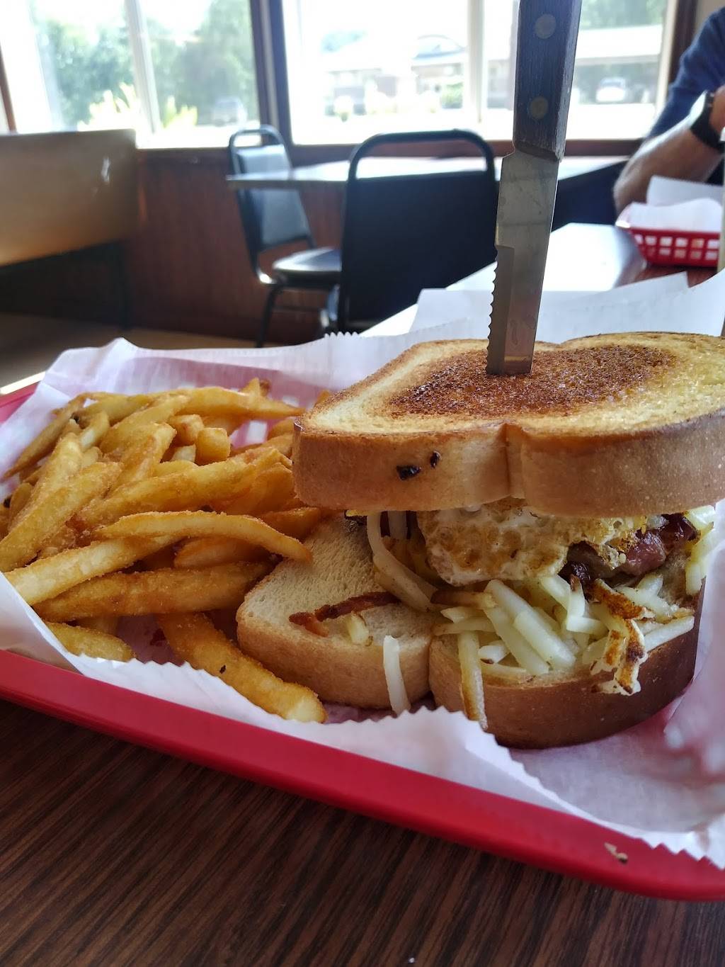 D-Lux Drive In | restaurant | 90 3rd St NW, Hartley, IA 51346, USA | 7129283453 OR +1 712-928-3453