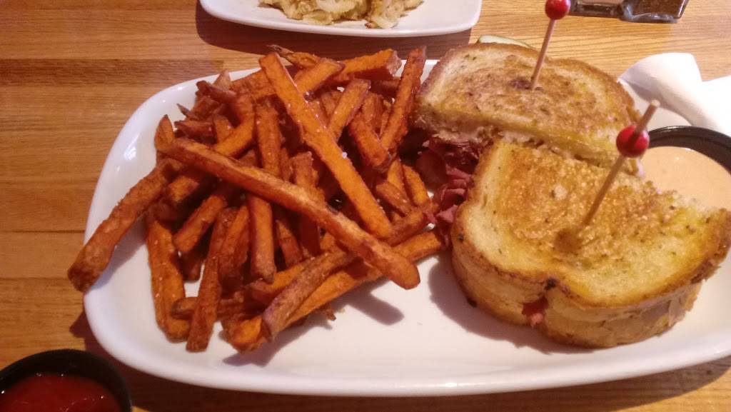 Fast Eddies Kitchen & Bar | restaurant | 7729 W Ridgewood Dr, Parma, OH 44129, USA | 4403404423 OR +1 440-340-4423