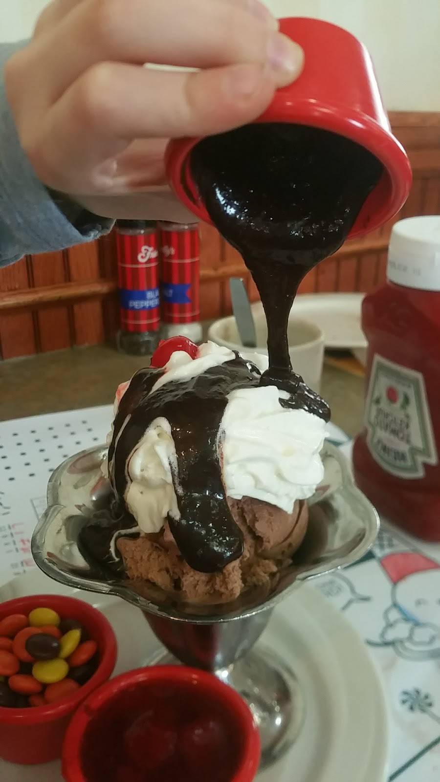 Friendlys | restaurant | 230 Jericho Turnpike, Mineola, NY 11501, USA | 5162940393 OR +1 516-294-0393