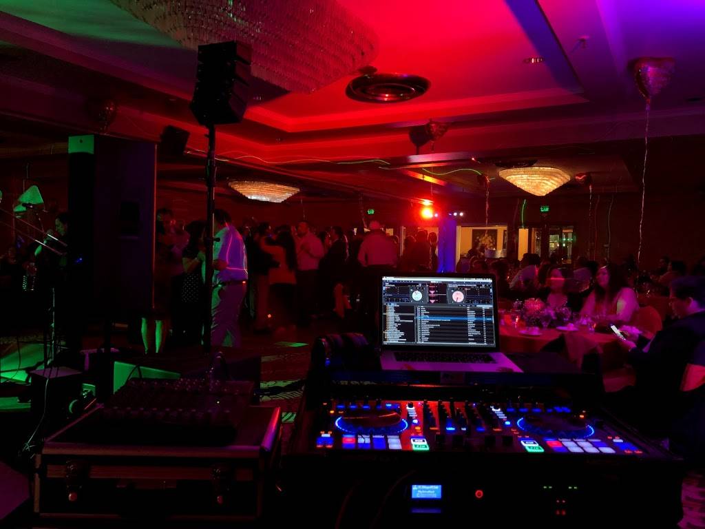 Smugglers Restaurant | night club | 3787 N Blackstone Ave, Fresno, CA 93726, USA | 5599169034 OR +1 559-916-9034