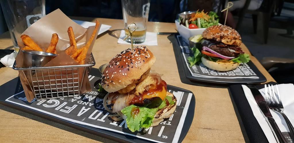 Shoeless Joes Sports Grill | restaurant | 1110 Brookdale Ave, Cornwall, ON K6J 4P4, Canada | 6139356410 OR +1 613-935-6410