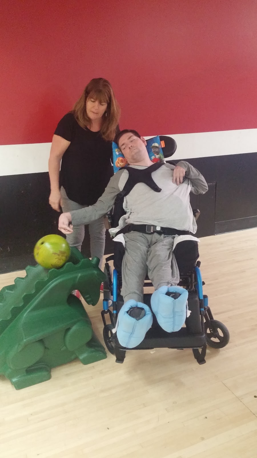 Bowlero Dale City | restaurant | 4304 Dale Blvd, Woodbridge, VA 22193, USA | 7036702111 OR +1 703-670-2111