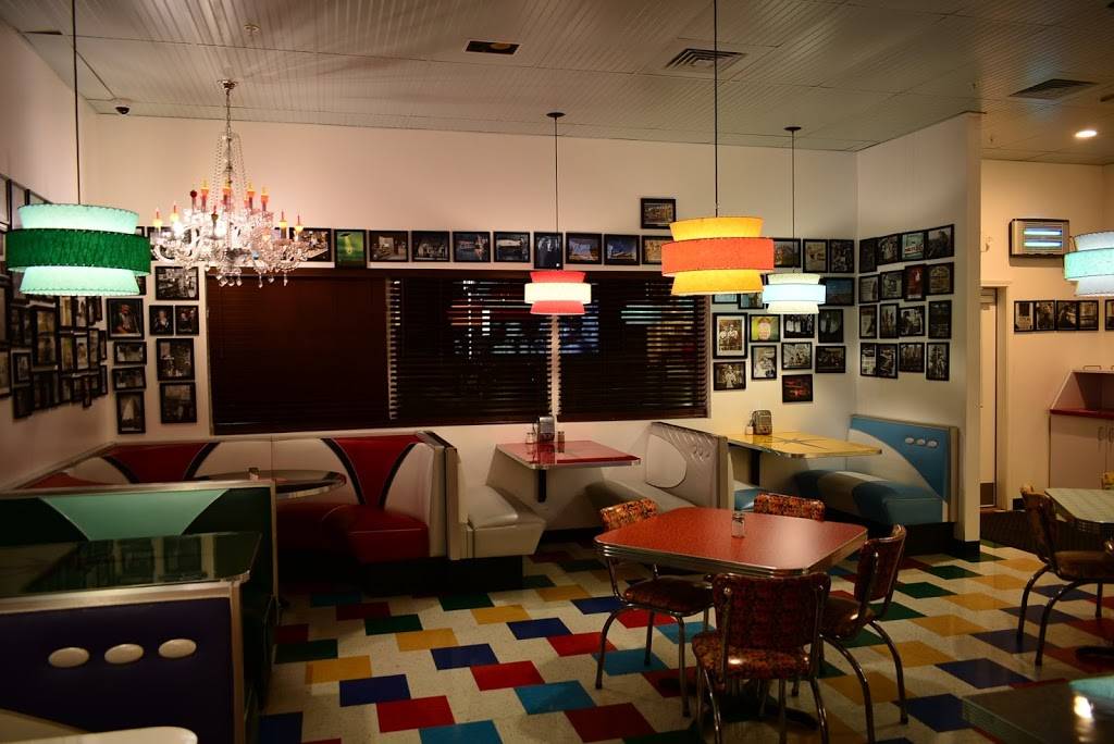 Red’s Giant Hamburg | restaurant | 2301 W Sunshine St, Springfield, MO 65807, USA | 4178657337 OR +1 417-865-7337