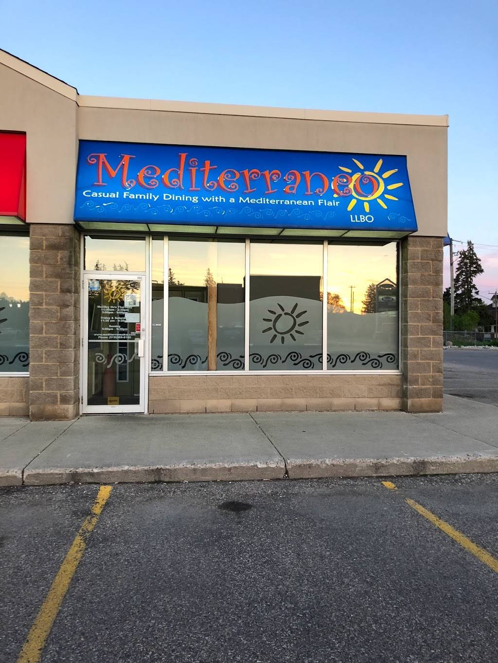 Mediterraneo Family Restaurant | restaurant | 425 University Ave, Waterloo, ON N2K 4C9, Canada | 5195698100 OR +1 519-569-8100