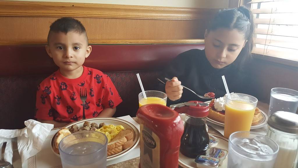 Red Apple Family Restaurant | restaurant | 2511 Locust St, Sterling, IL 61081, USA | 8156255160 OR +1 815-625-5160