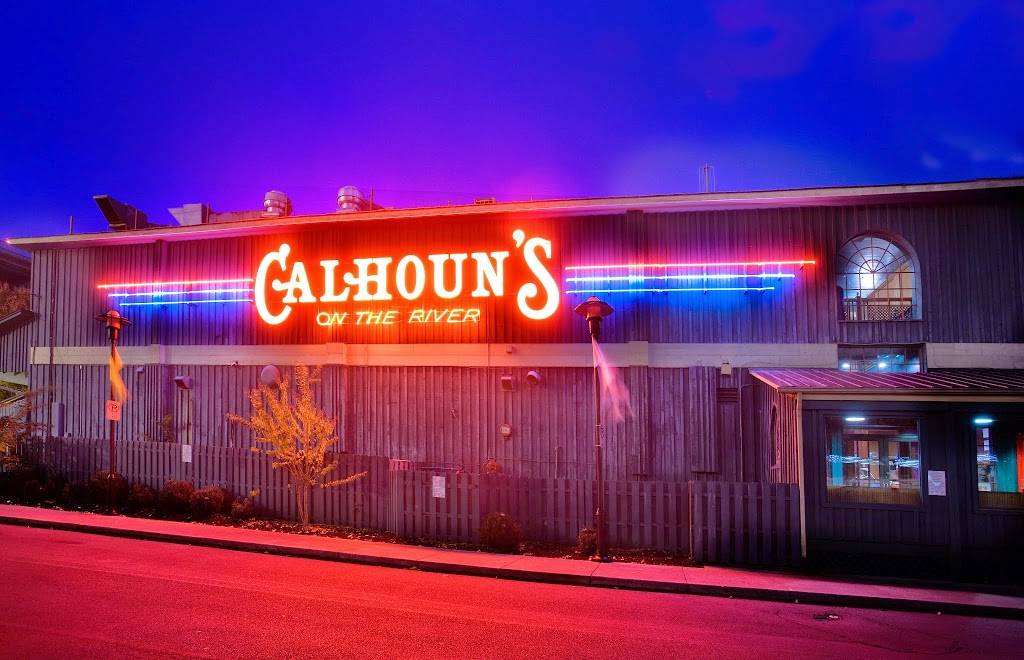Calhouns On The River | restaurant | 400 Neyland Dr, Knoxville, TN 37902, USA | 8656733355 OR +1 865-673-3355