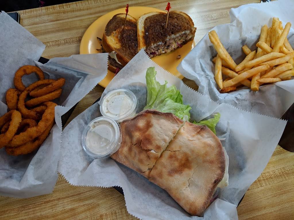 Fuzzys Restaurant | restaurant | 1924 Court St, Saginaw, MI 48602, USA | 9897901719 OR +1 989-790-1719