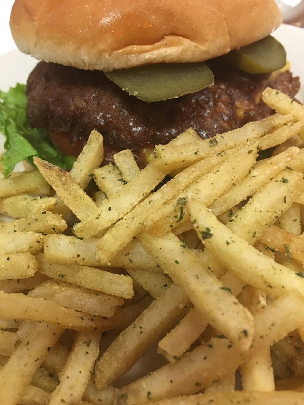 Steak n Shake | restaurant | 2202 W Southport Rd, Indianapolis, IN 46217, USA | 3178840082 OR +1 317-884-0082