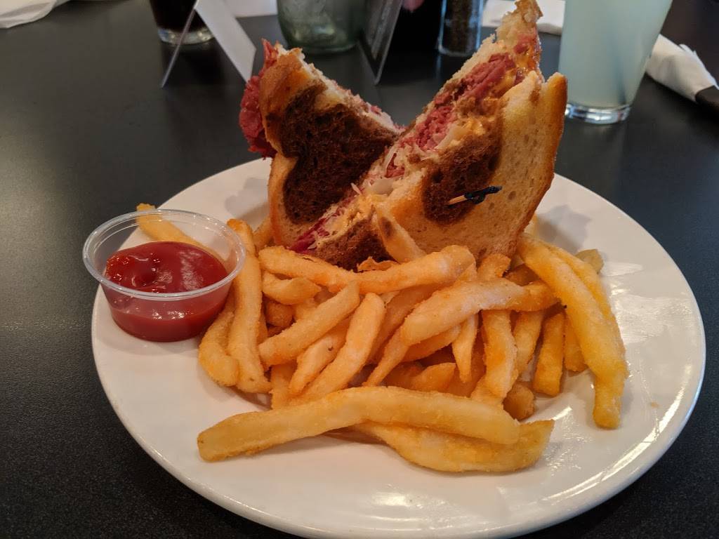 Johnnys Pour House | restaurant | 240 W Main St, Flushing, MI 48433, USA | 8104871020 OR +1 810-487-1020