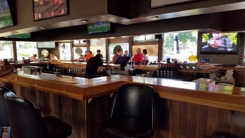 Ginos Pizzeria & Bar | restaurant | 701 Broadway, Wisconsin Dells, WI 53965, USA | 6086782299 OR +1 608-678-2299