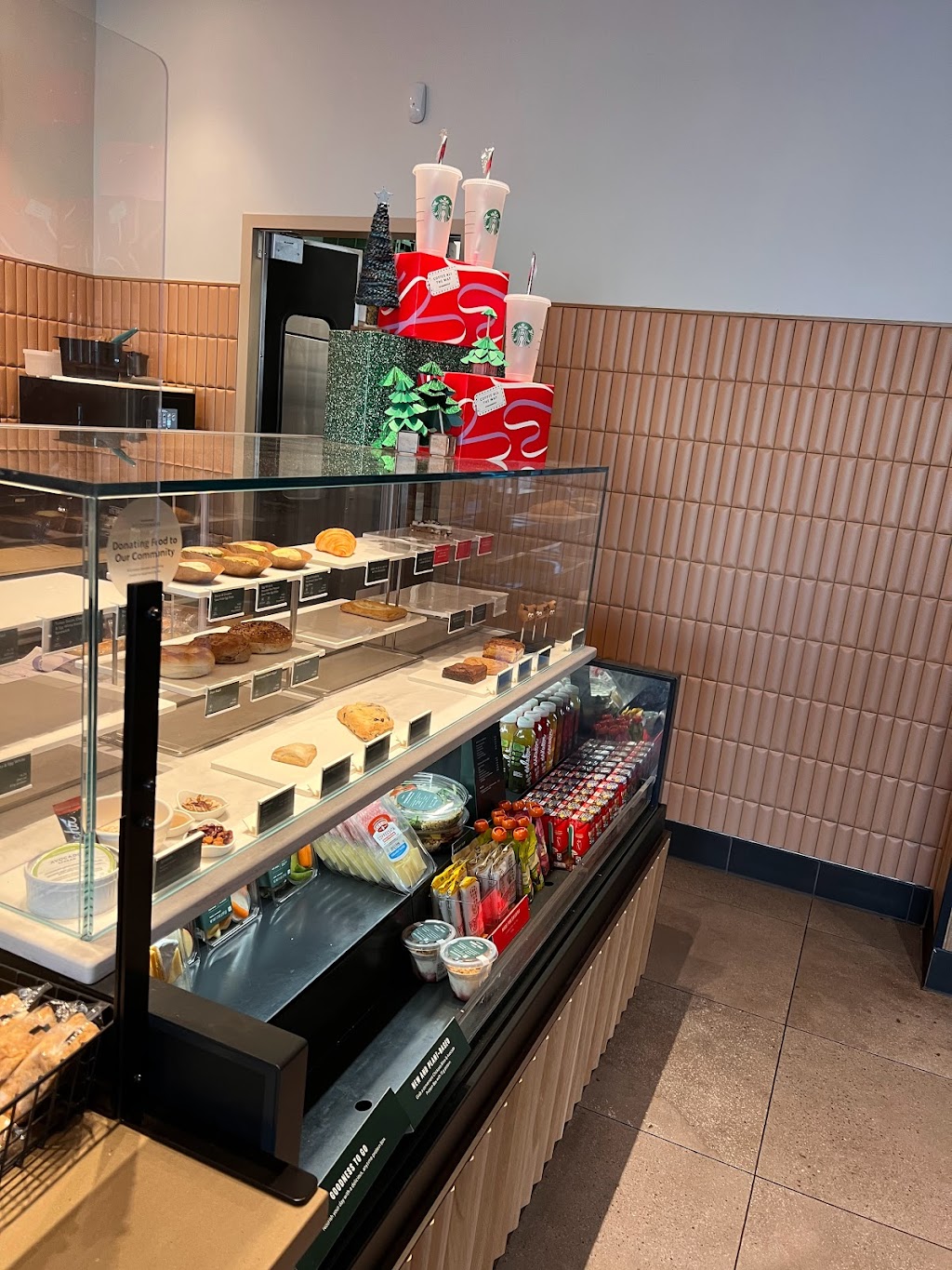 Starbucks | cafe | 1456 E North Ave #101, Fresno, CA 93725, USA | 5597460032 OR +1 559-746-0032