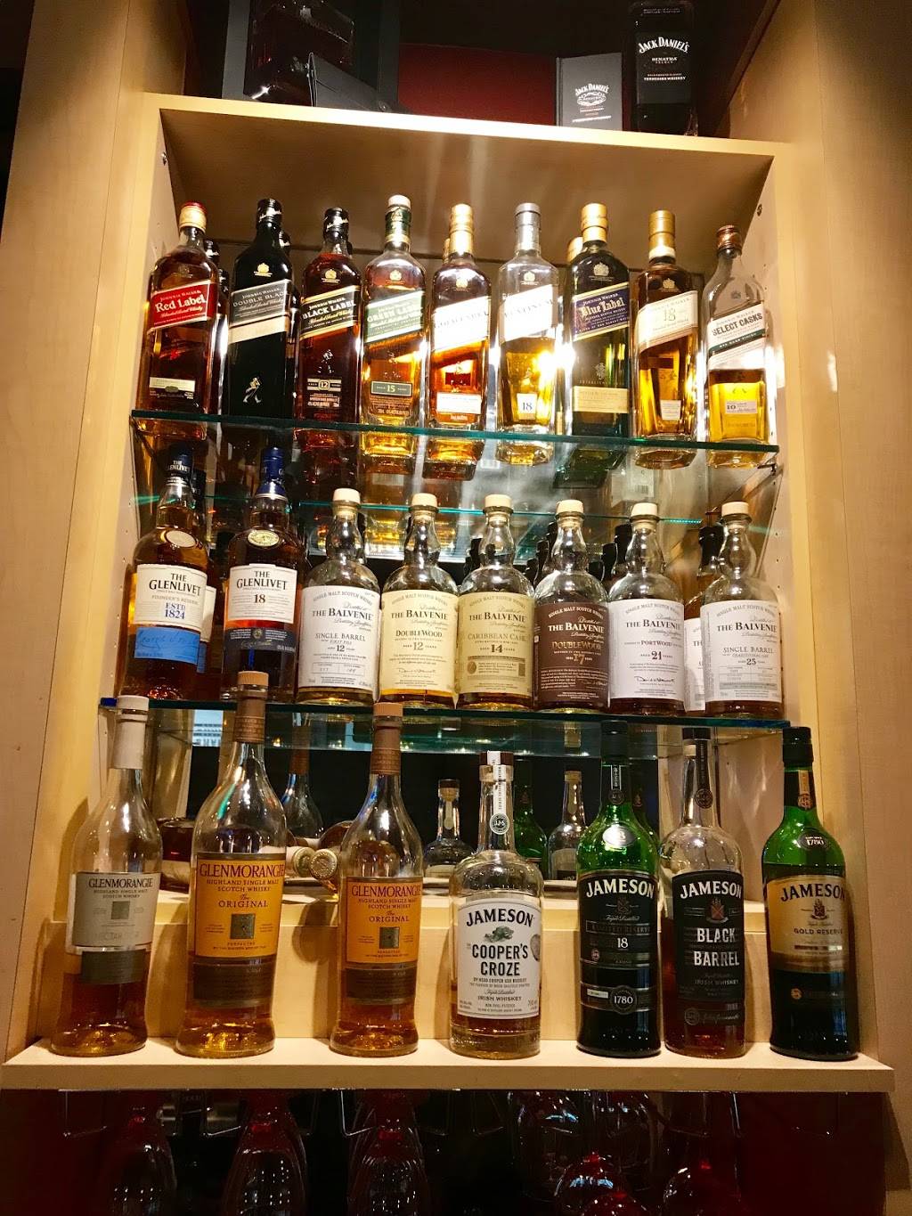 Shakers Bar and Grill | restaurant | 2234 N Canton Center Rd, Canton, MI 48187, USA | 7343348388 OR +1 734-334-8388