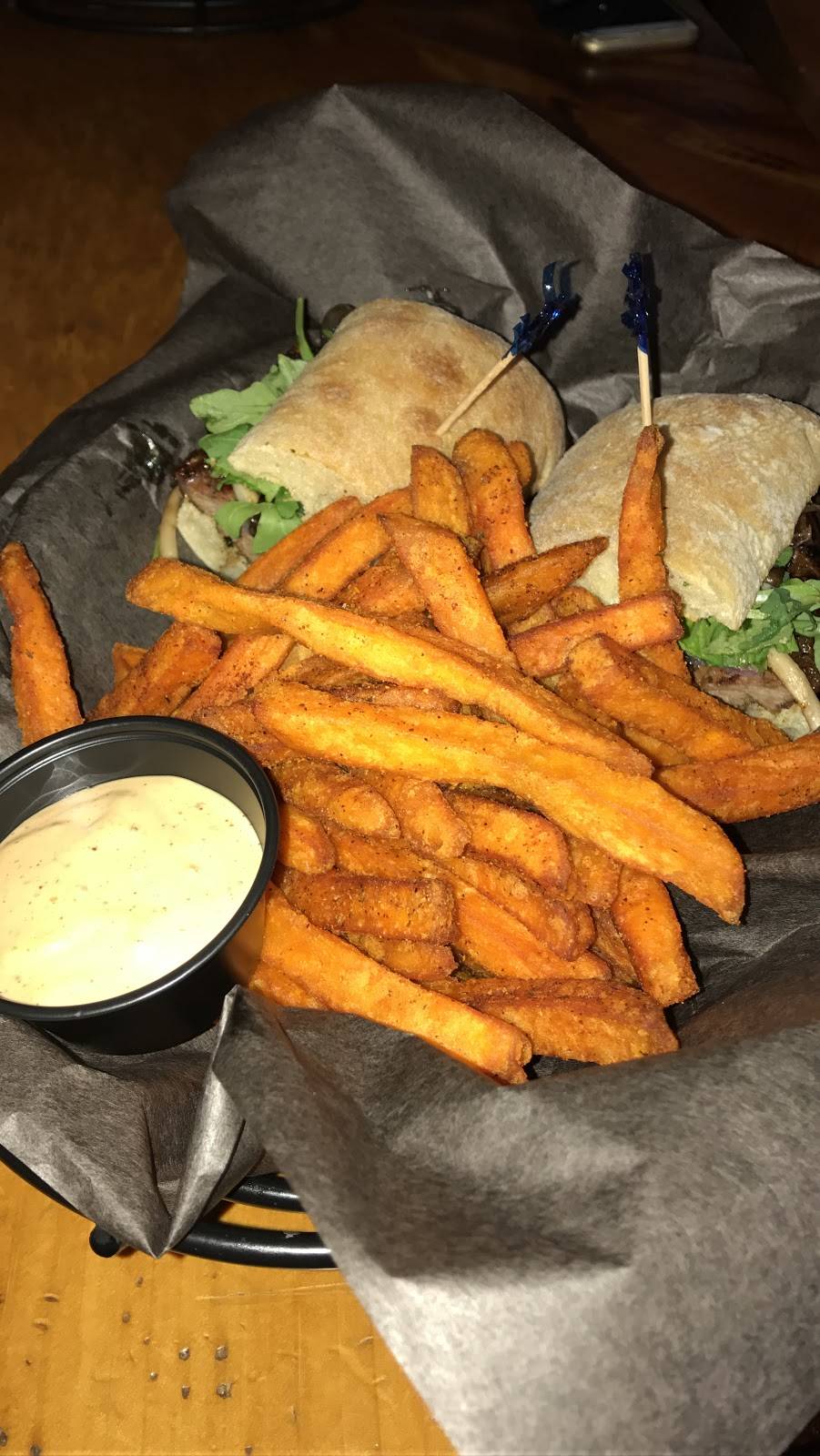 Crazy Horse Sports Bar & Grill | restaurant | 1101 Horseshoe Valley Rd W, Barrie, ON L4M 4Y8, Canada | 7058352790 OR +1 705-835-2790