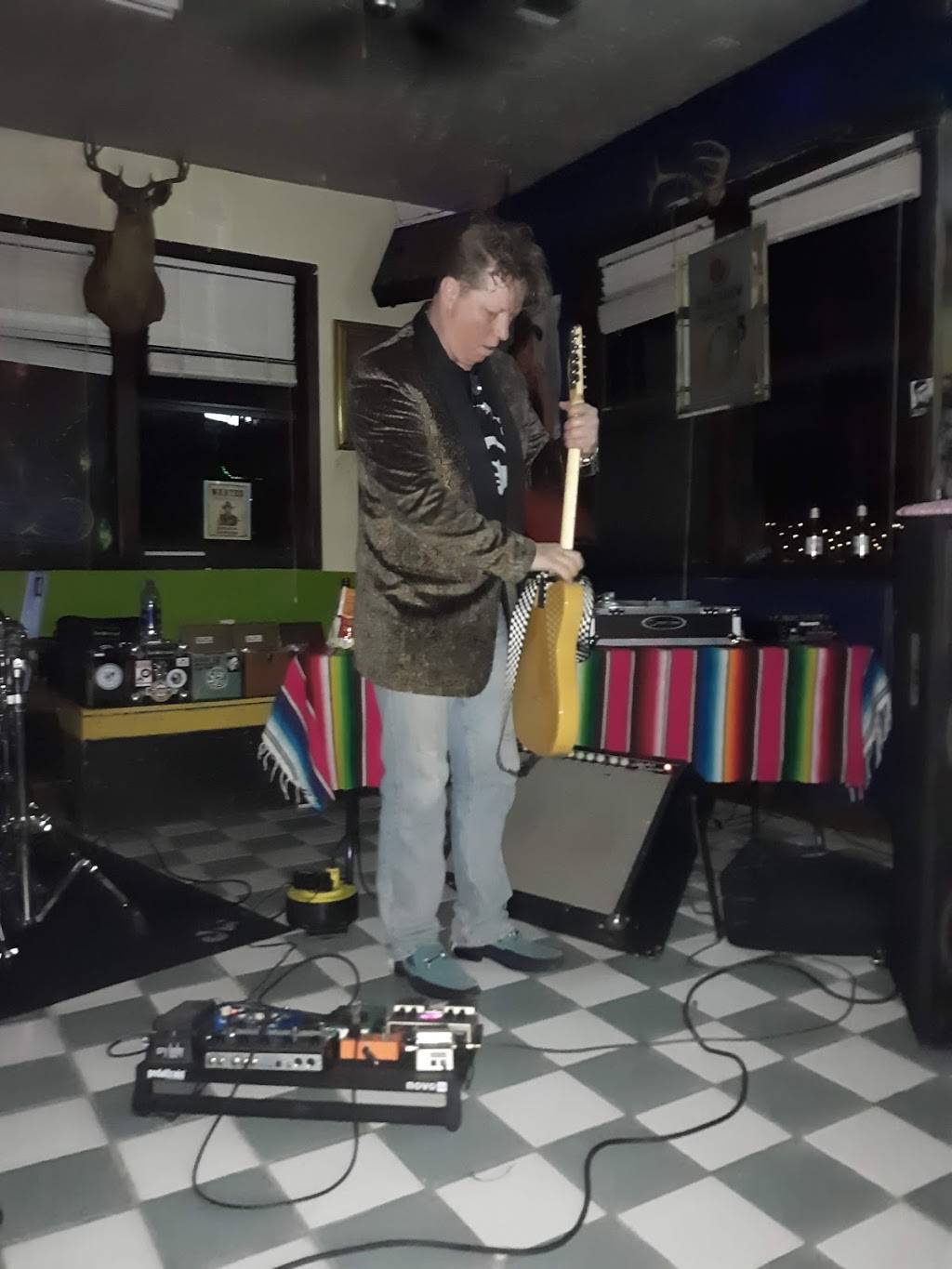 Saras Ice House | restaurant | 4003 N Main St, Houston, TX 77009, USA | 8324410078 OR +1 832-441-0078