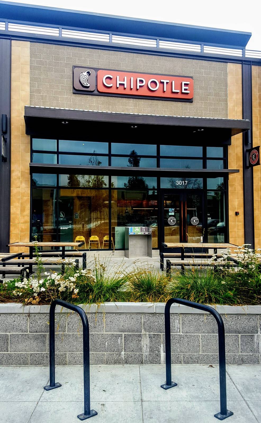 Chipotle Mexican Grill | restaurant | 3017 Broadway, Oakland, CA 94611, USA | 5107631432 OR +1 510-763-1432