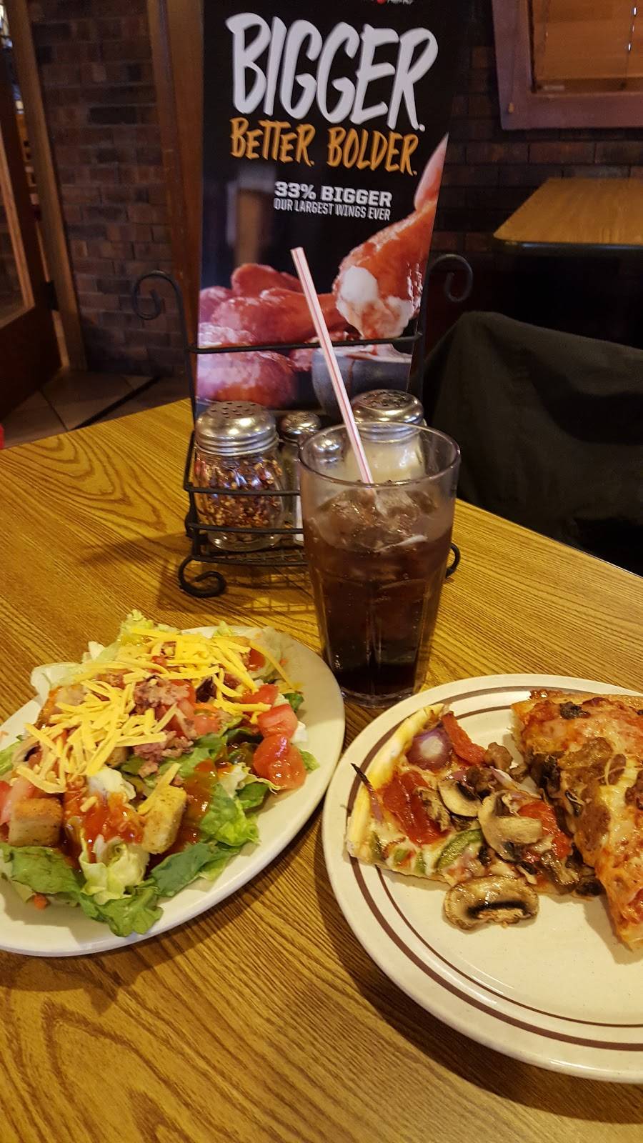 Pizza Hut | restaurant | 1424 US-51, Stoughton, WI 53589, USA | 6088733111 OR +1 608-873-3111