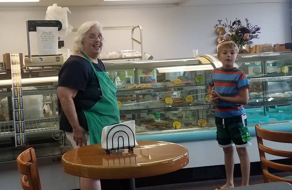 Gretchen’s ABS Cakes and Cafe | bakery | 439 N Main St, Mauldin, SC 29662, USA | 8642973095 OR +1 864-297-3095