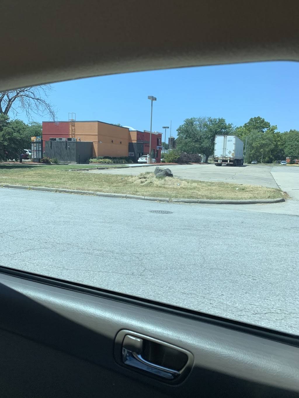 KFC | restaurant | 635 S 7th St, Kansas City, KS 66105, USA | 9132814109 OR +1 913-281-4109