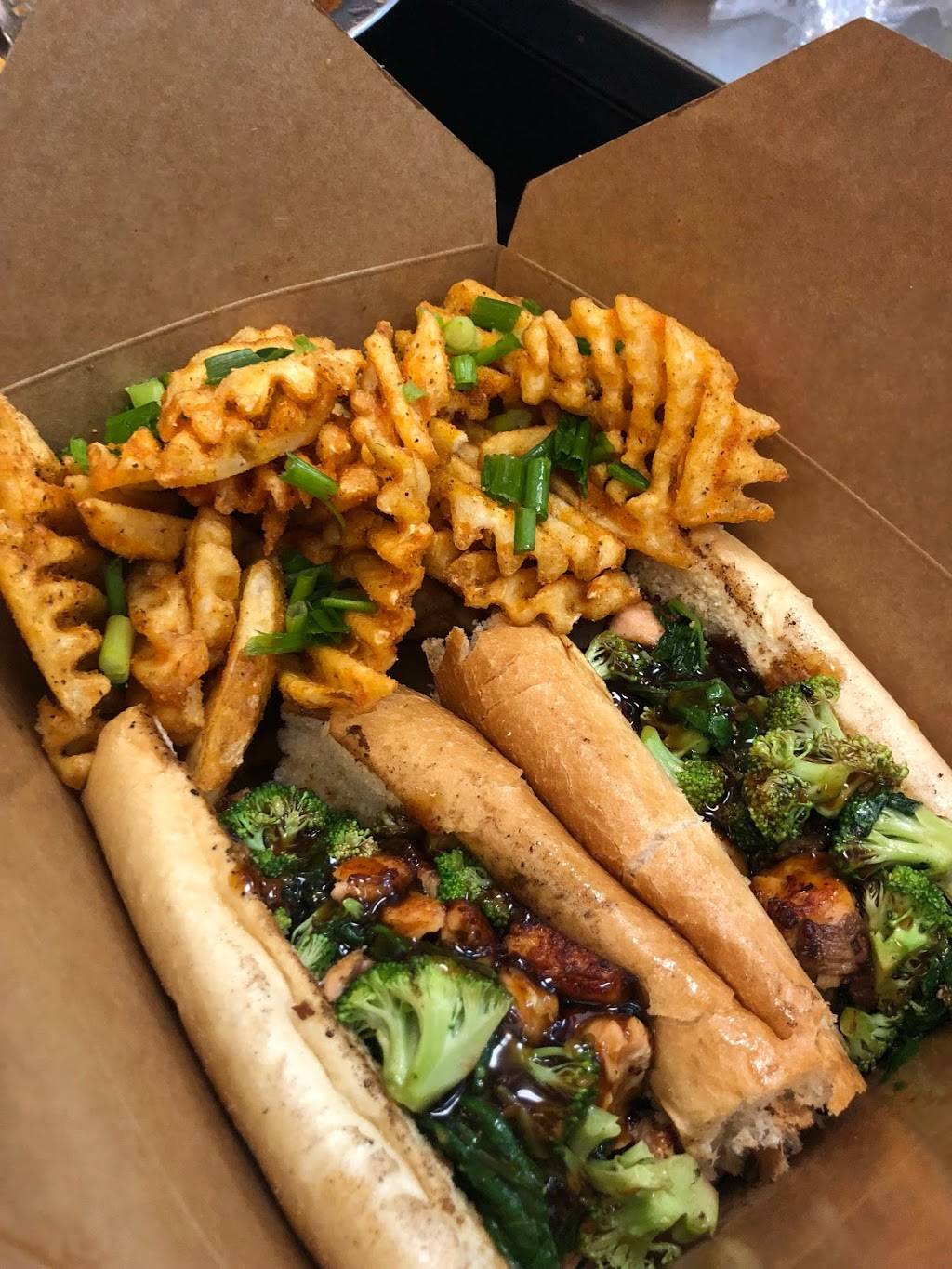 Ummi dee’s burger bistro | cafe | 2805 N 22nd St, Philadelphia, PA 19132, USA | 2152216166 OR +1 215-221-6166