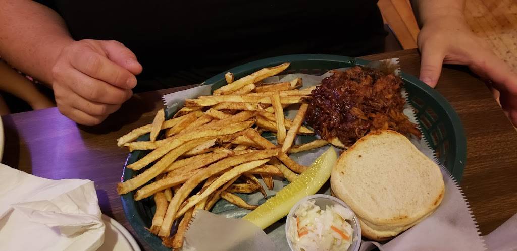 Sammy Sues BBQ | restaurant | 237 W Front St, Dover, OH 44622, USA | 3306027675 OR +1 330-602-7675