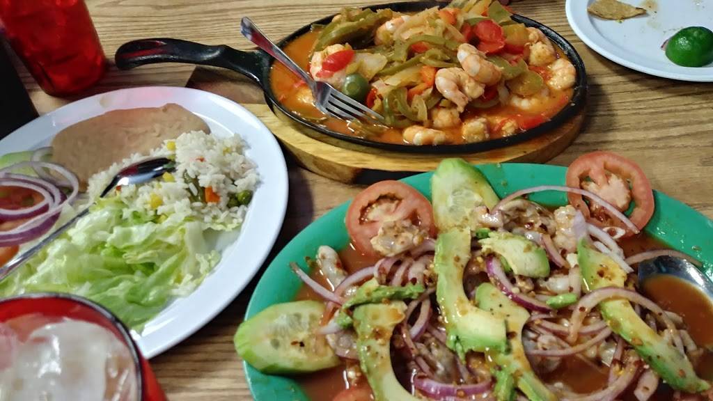 Mariscos Las Cazuelitas | restaurant | 300 Oak St, Bakersfield, CA 93304, USA | 6613246142 OR +1 661-324-6142