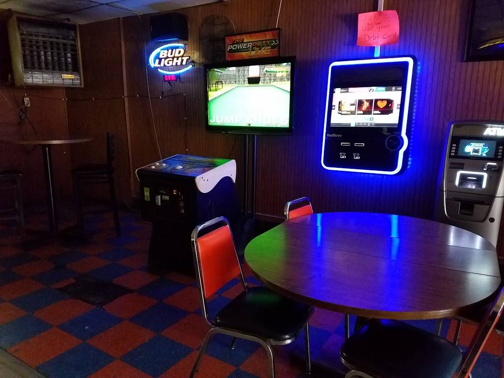 D Js Bar & Grill | restaurant | 2526 College Ave, Alton, IL 62002, USA | 6184650362 OR +1 618-465-0362