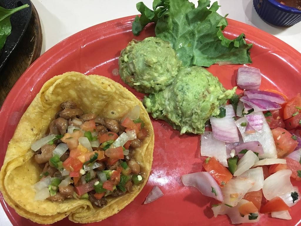 Hidalgos Mexican Restaurant & Cantina | restaurant | 200 S Santa Fe Ave, Edmond, OK 73003, USA | 4052852424 OR +1 405-285-2424