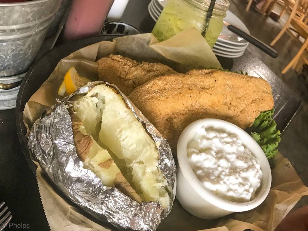 Camp Bagnell Fish & Steak | restaurant | 401 Old Bagnell Rd, Eldon, MO 65026, USA | 5736931275 OR +1 573-693-1275