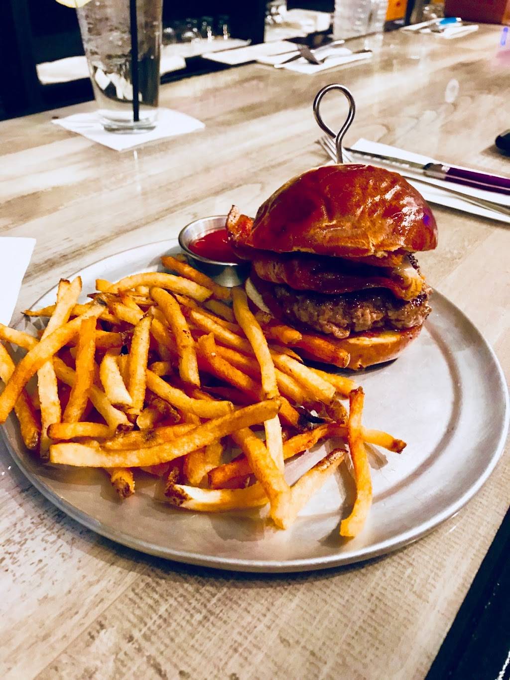 Two Foxes Gastropub | restaurant | 121 S Main St, Bowling Green, OH 43402, USA | 4193158891 OR +1 419-315-8891