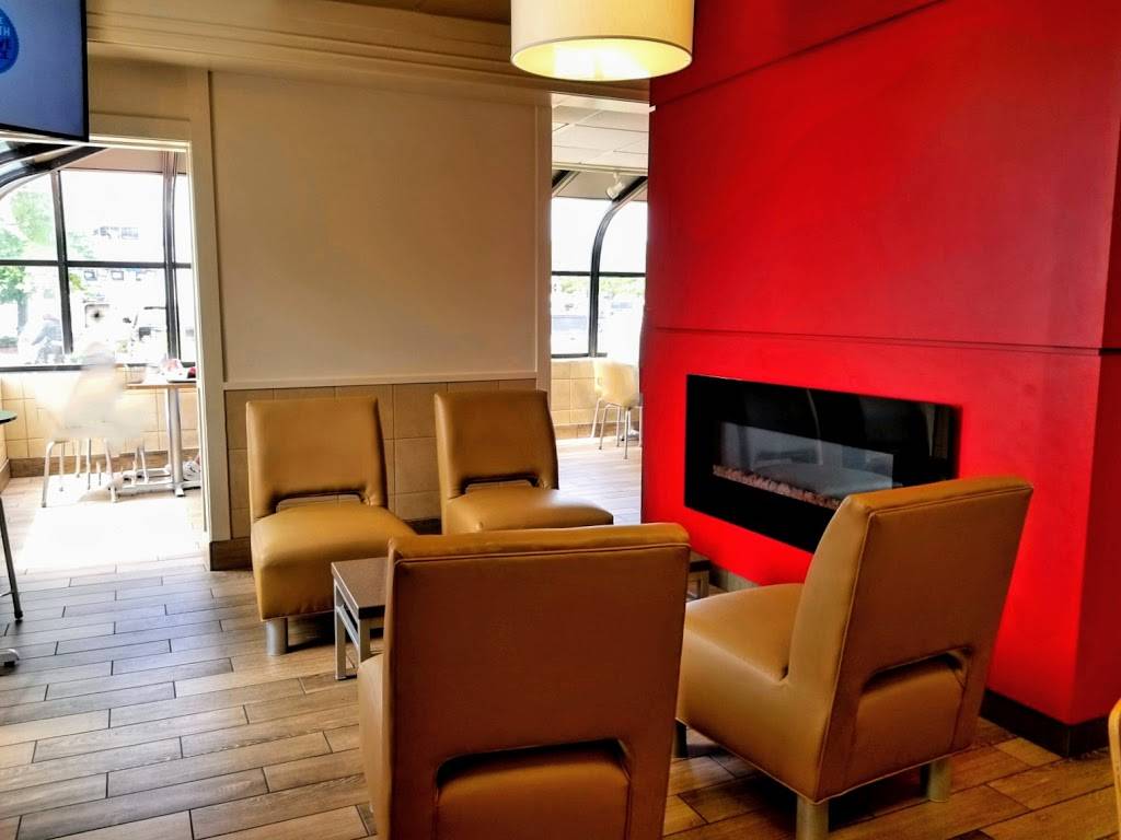 Wendys | restaurant | 2310 S 43rd St, Milwaukee, WI 53219, USA | 4143840076 OR +1 414-384-0076