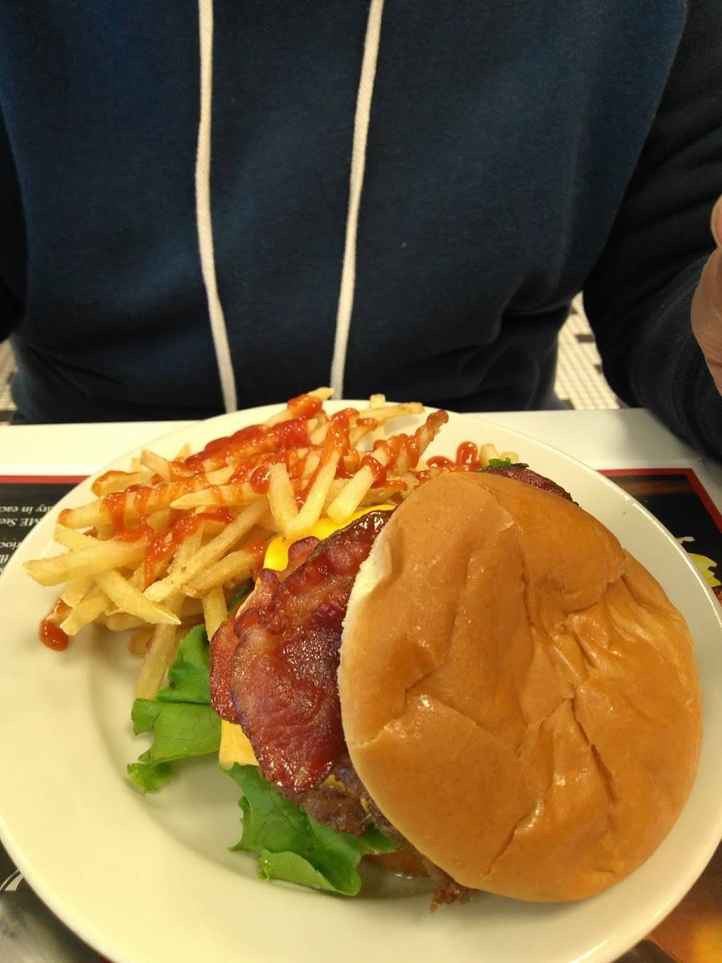 Steak n Shake | restaurant | 9560 Regency Square Blvd N, Jacksonville, FL 32225, USA | 9047255175 OR +1 904-725-5175