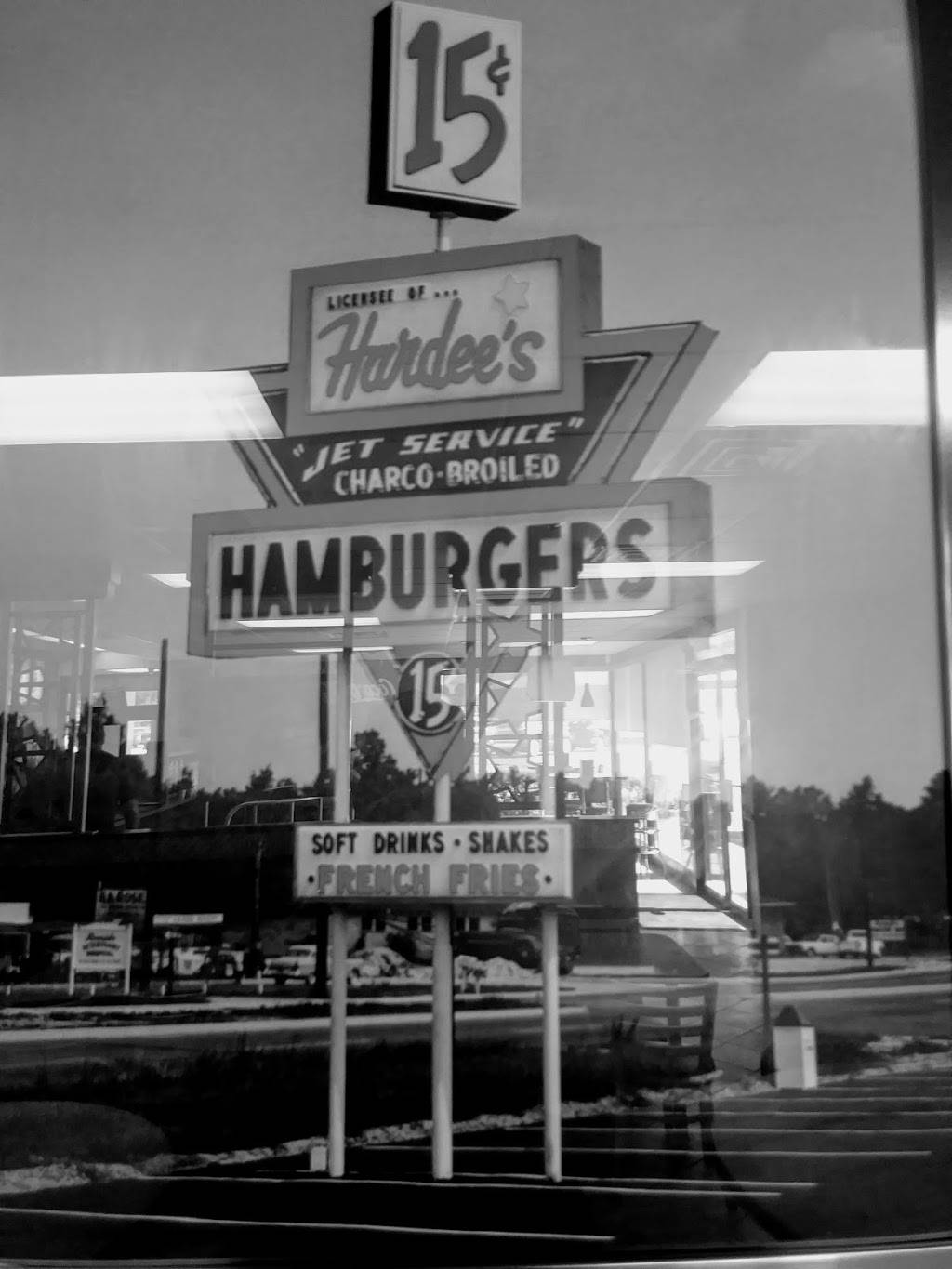 Hardees | restaurant | 1024 N Young Blvd, Chiefland, FL 32626, USA | 3524931116 OR +1 352-493-1116