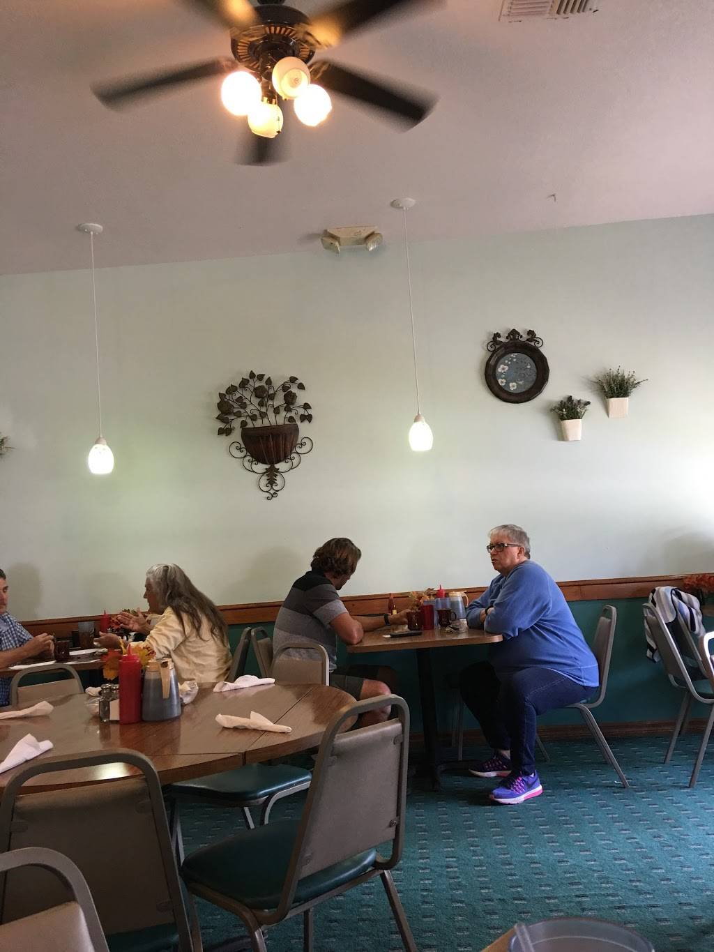 Moms Home Cooking | restaurant | 1201 N Dixie Fwy, New Smyrna Beach, FL 32168, USA | 3864235660 OR +1 386-423-5660