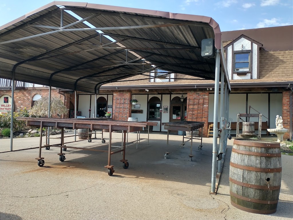 Valley Vineyards | restaurant | 2276 US-22 &, OH-3, Morrow, OH 45152, USA | 5138992485 OR +1 513-899-2485