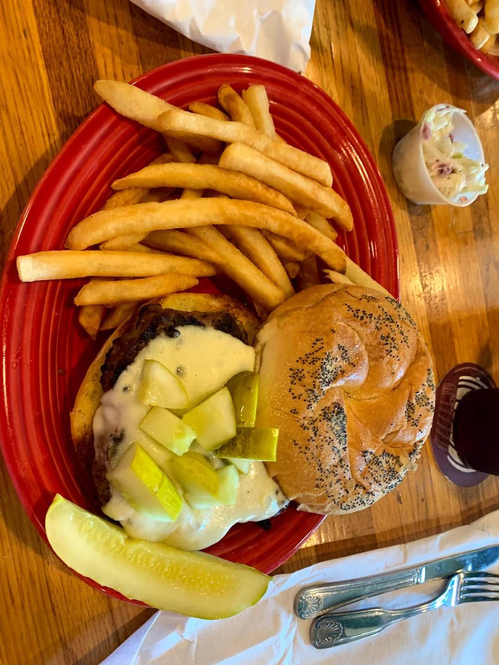 Hincheys Chicago Bar & Grill | restaurant | 70 Pope Ave, Hilton Head Island, SC 29928, USA | 8436865959 OR +1 843-686-5959