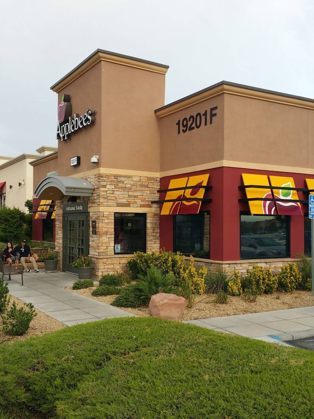 Applebees Grill + Bar | restaurant | 19201 Bear Valley Rd, Apple Valley, CA 92308, USA | 7602409195 OR +1 760-240-9195